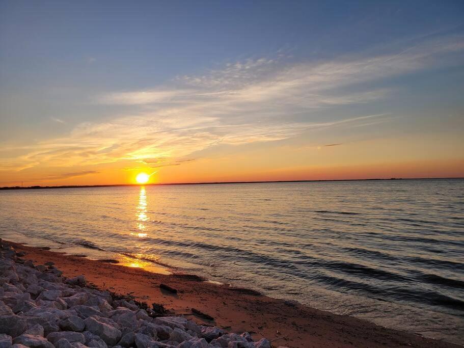 Waterfront Cottage Near Lambeau And Door County! Green Bay Exterior photo